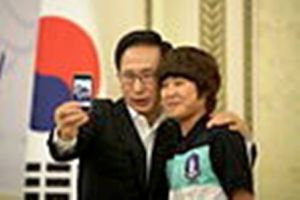 Tổng thống Hàn Quốc Lee Myung-bak chụp hình theo yêu cầu của nữ cầu thủ Ji So-yun, có phải để “tự sướng” không? Tất nhiên là không.