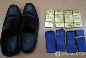 01 Vàng lậu từ Việt Nam sang Hàn Quốc giấu trong đế giày của tiếp viên