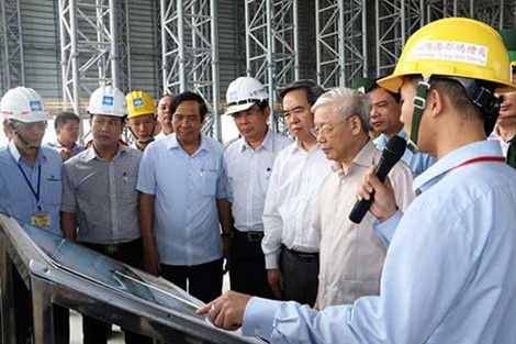 Lãnh đạo Công ty Fomorsa Hà Tĩnh giới thiệu với đồng chí Tổng Bí thư về qui hoạch cầu Cảng Sơn Dương.